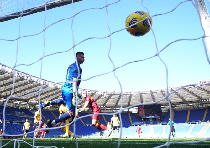 Jordan Veretout scores AS Roma's first goal in the Serie A match against Udinese on Sunday.