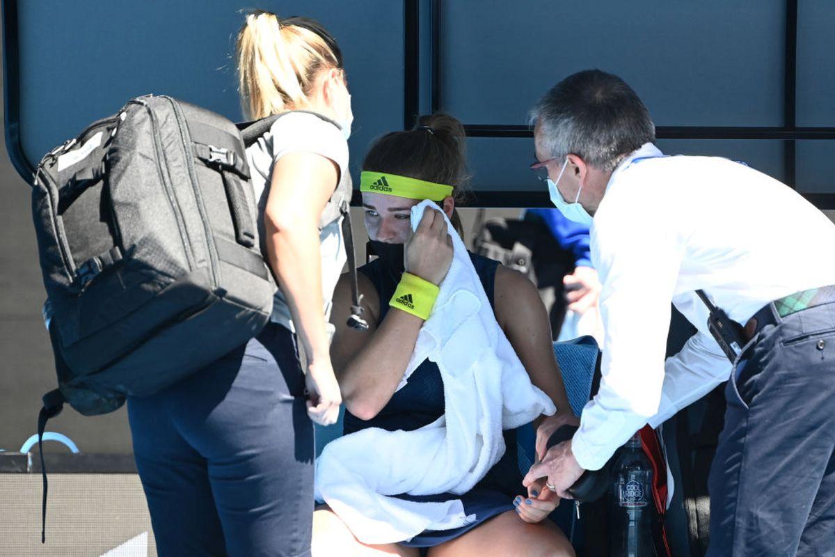 Karolina Muchova receives medical treatment