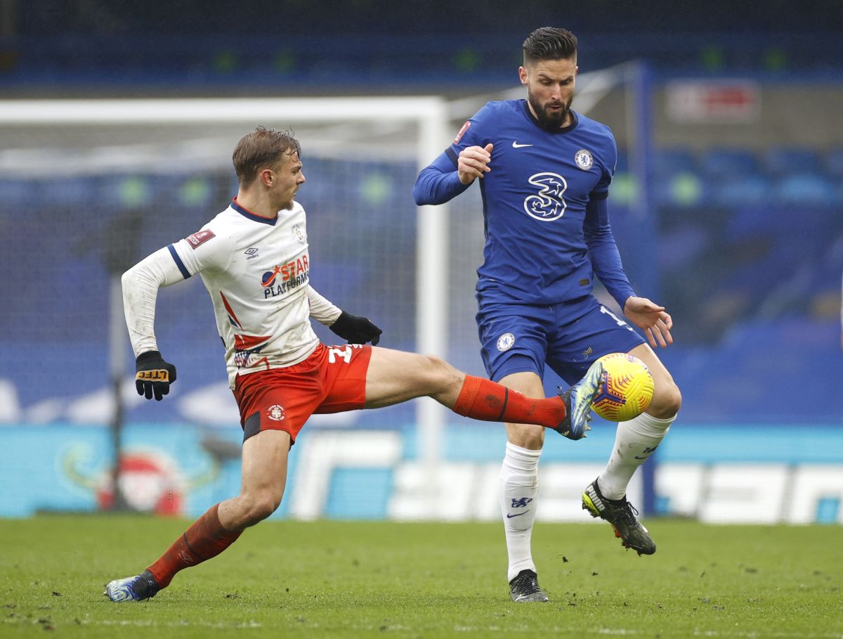 Luton Town's Kieran Dewsbury-Hall vies with Chelsea's Olivier Giroud 