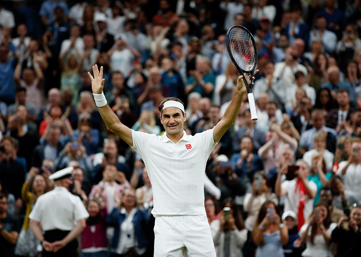  Switzerland's Roger Federer celebrates winning his fourth round match against Italy's Lorenzo Sonego 