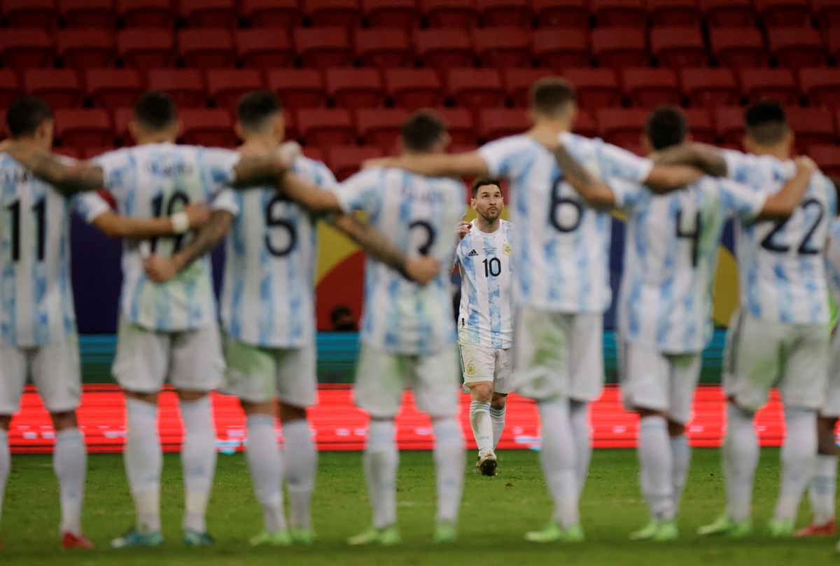 Lionel Messi and his Argentina teammates during the penalty shoot-out against Colombia in the semi-finals of Copa America 2021