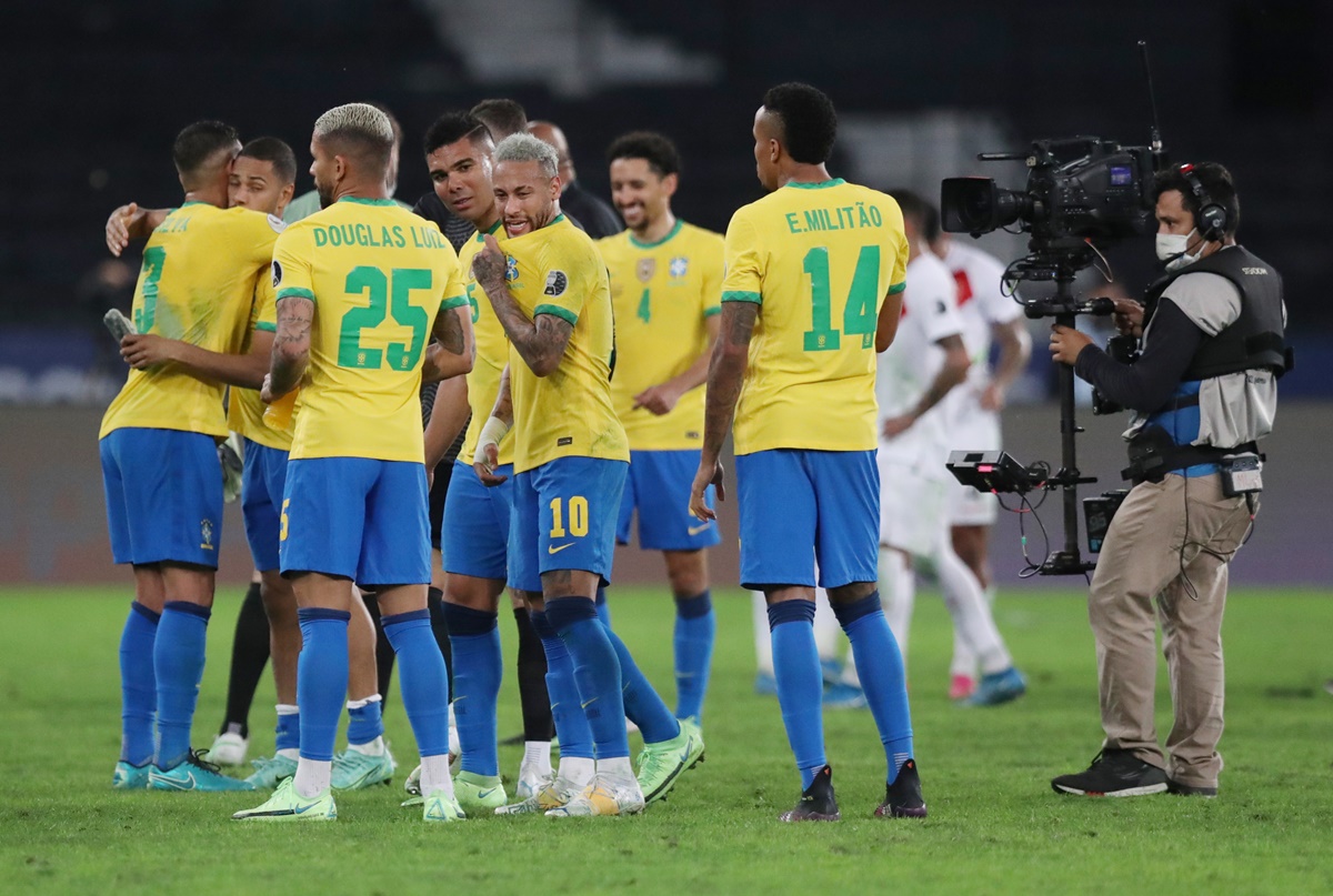 Brazil's players celebrate defeating Peru in the semi-finals of Copa America 2021