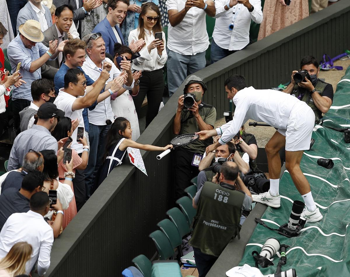 djokovic gifts racquet