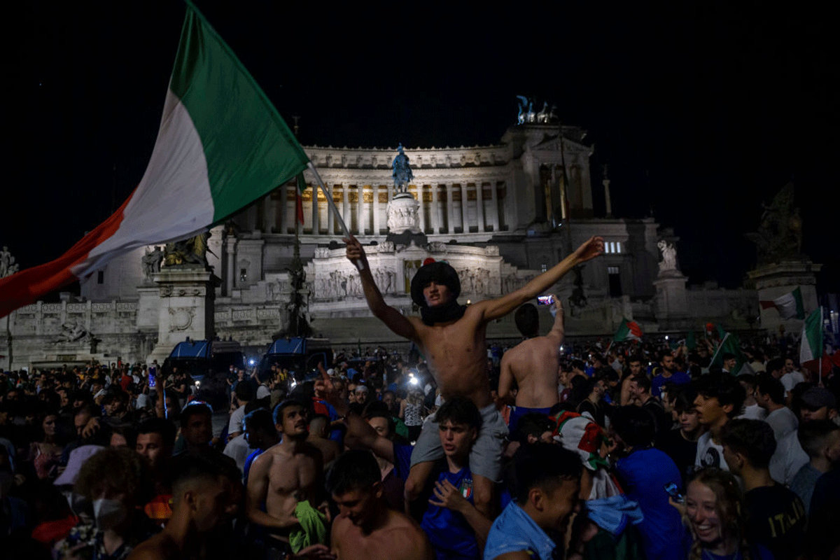 Italian fans celebrate in Rome