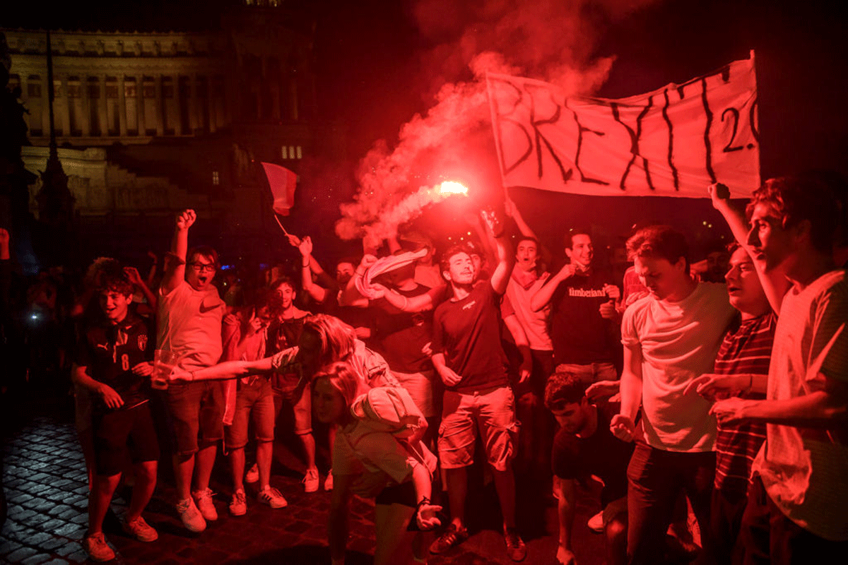 Italian fans celebrate in Rome