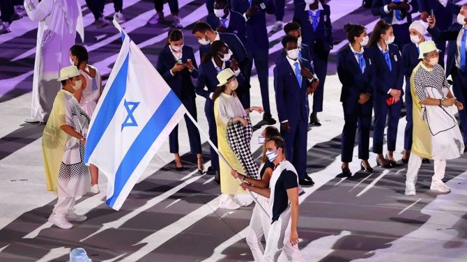 Hanna Knyazyeva-Minenko and Yakov Toumarkin of Israel during the Tokyo Olympics opening ceremony 