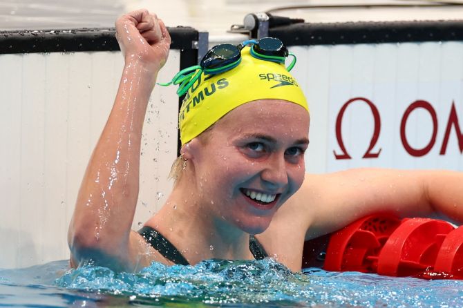 Australia's Ariarne Titmus celebrates winning gold in the women's 400m Freestyle final.