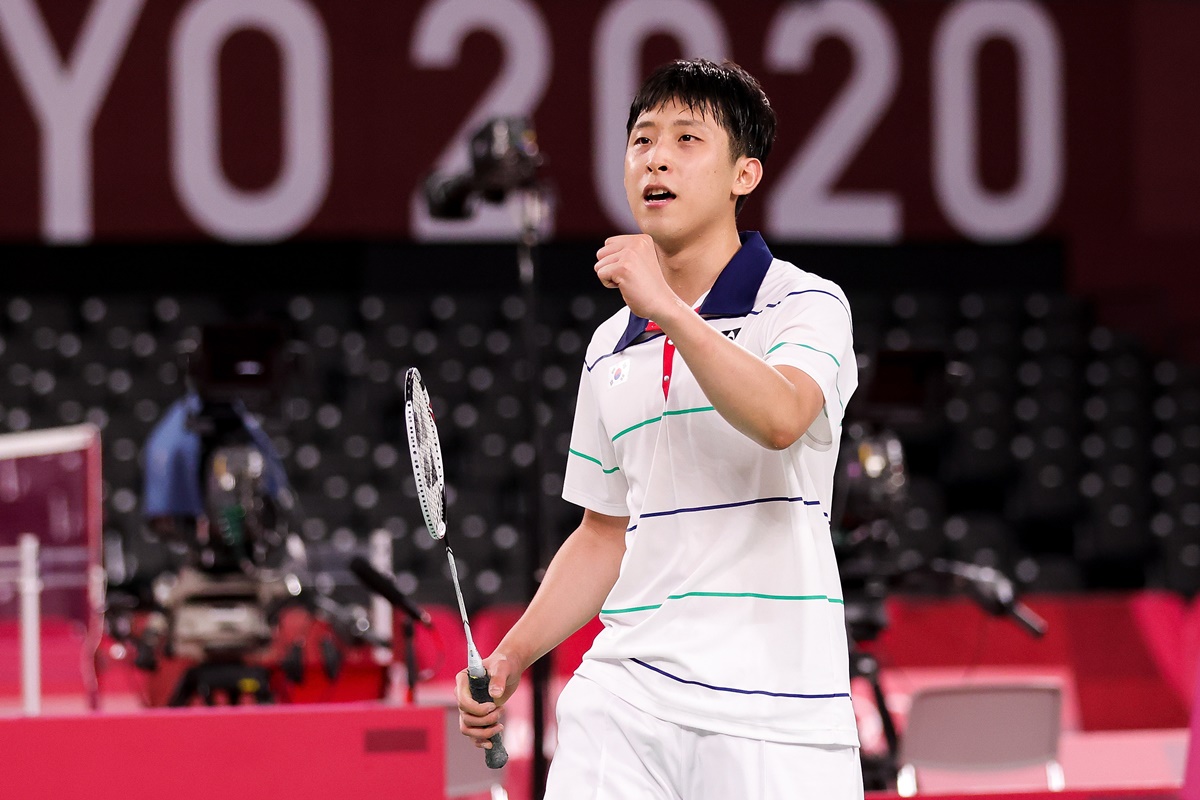 South Korea's Heo Kwanghee celebrates victory over Japan's Kento Momota in the Olympics men's singles Group A match