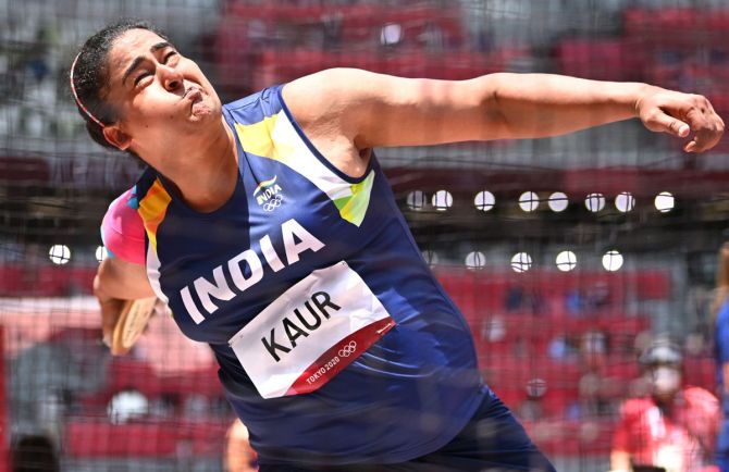  India's Kamalpreet Kaur hurls the discuss in her third attempt during qualification on Saturday