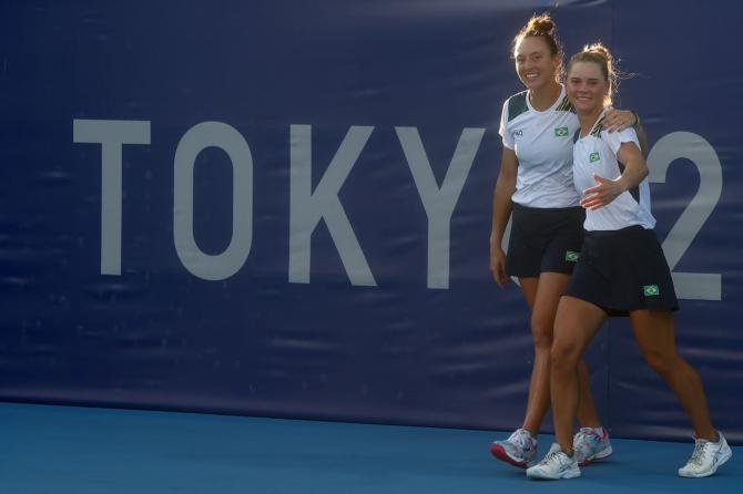 Brazil's Laura Pigossi and Luisa Stefani react after winning their bronze medal match against the Russian Olympic Committee's Elena Vesnina and Veronika Kudermetova.