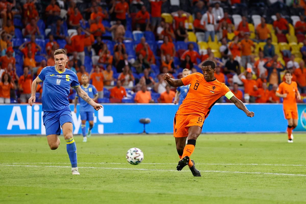 Georginio Wijnaldum puts the Netherlands ahead