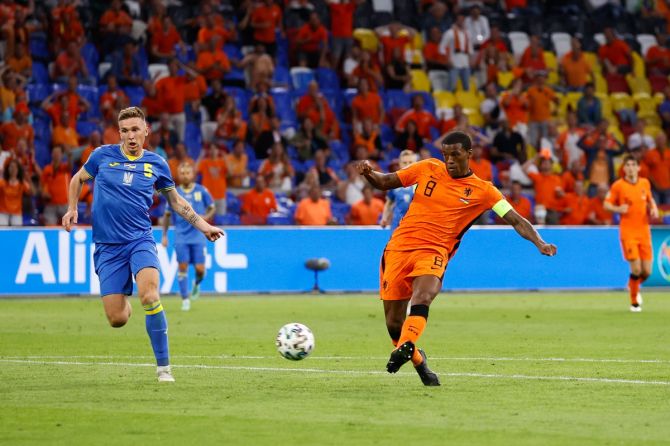 Georginio Wijnaldum puts the Netherlands ahead