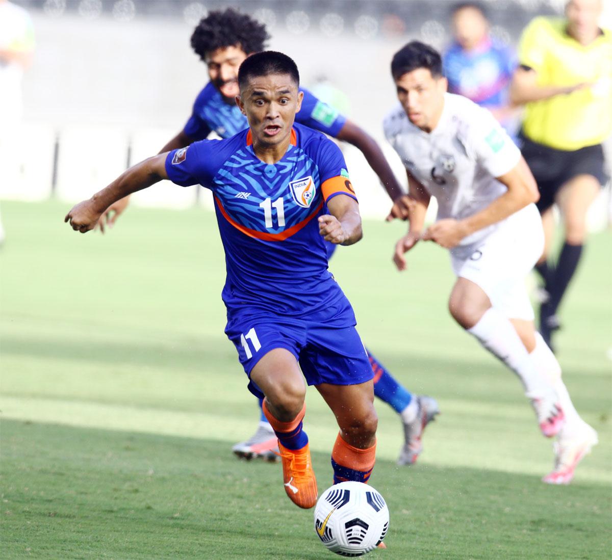 Sunil Chhetri makes a splitting run through the Afghanistan defence