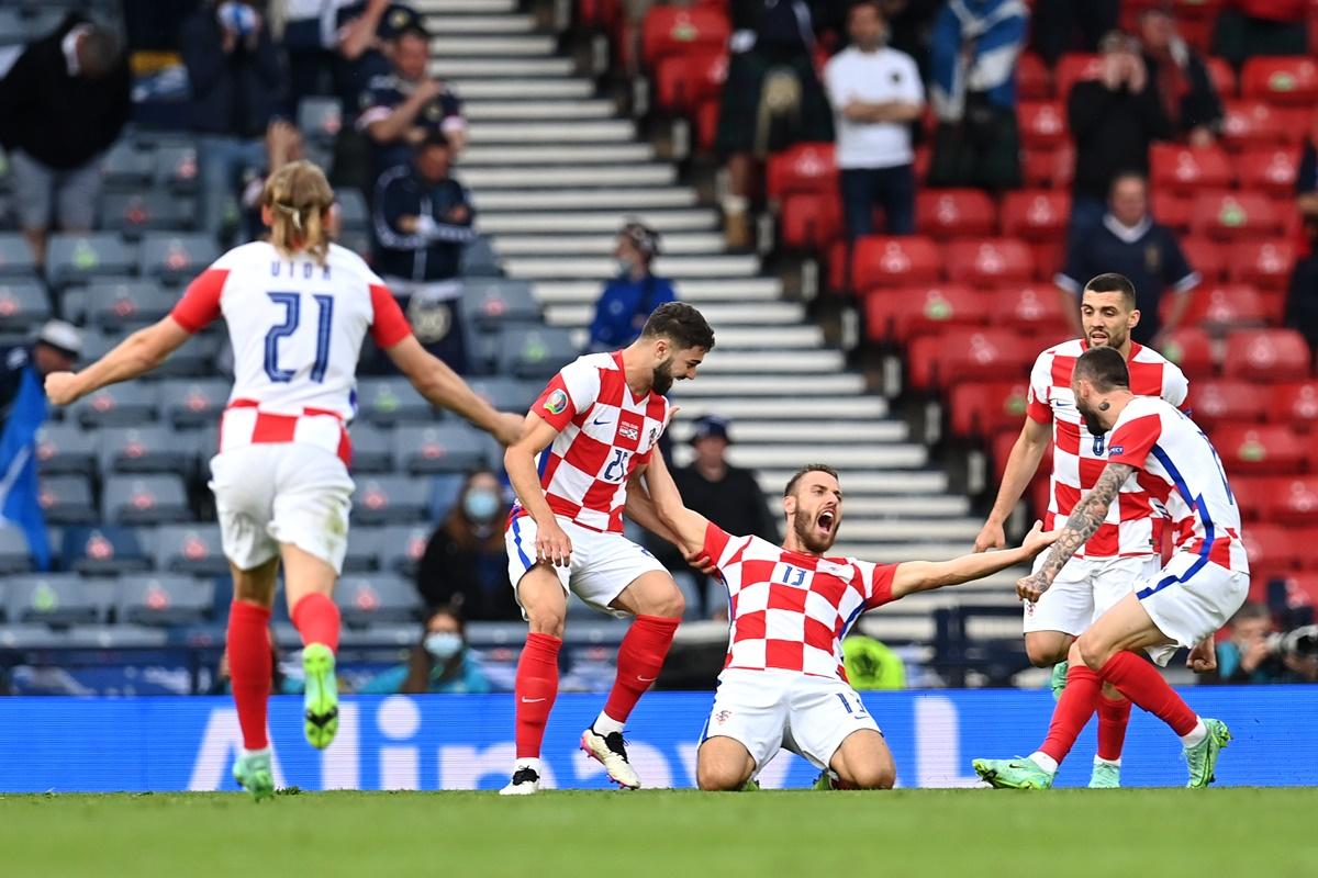 Nikola Vlasic celebrates with teammates after putting Croatia ahead.