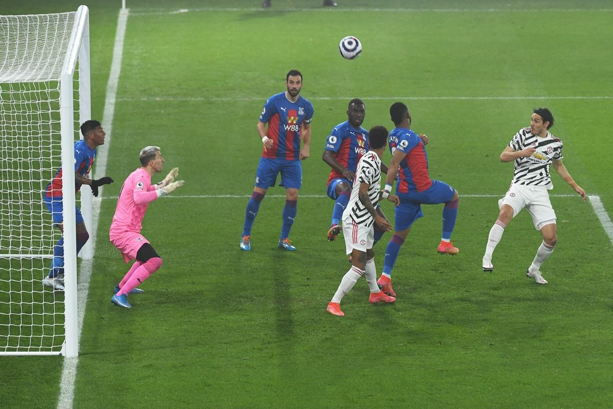 Manchester United's Edinson Cavani shoots over the bar under pressure from Crystal Palace's Jordan Ayew