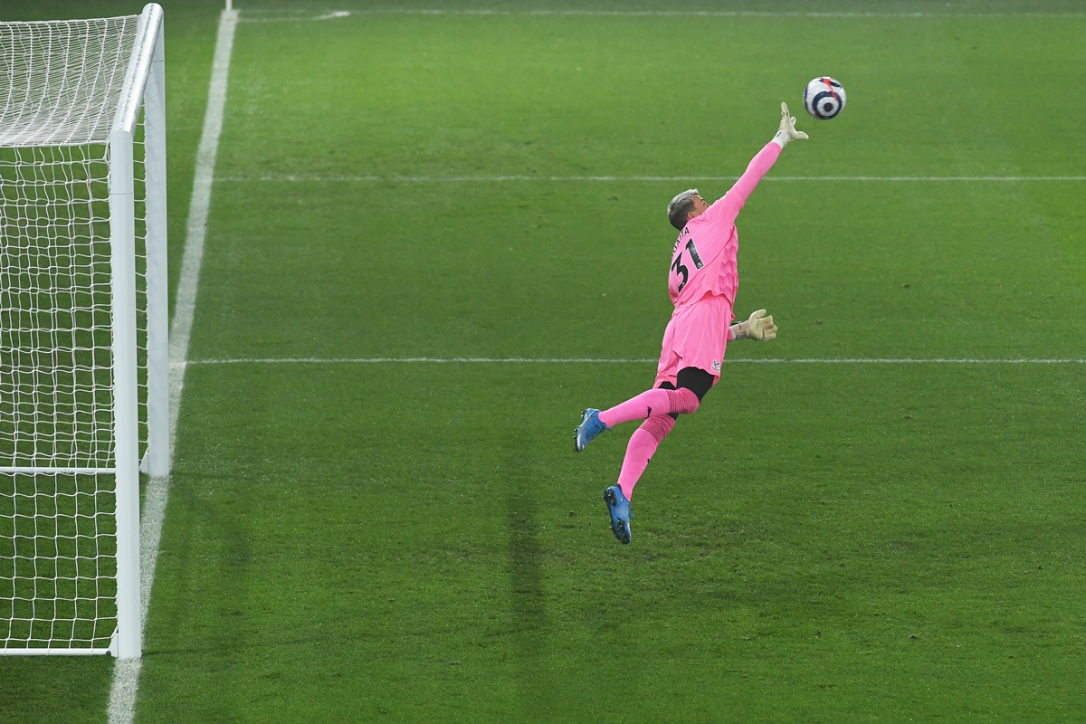 Crystal Palace goalkeeper Vicente Guaita makes a superb save during the match.