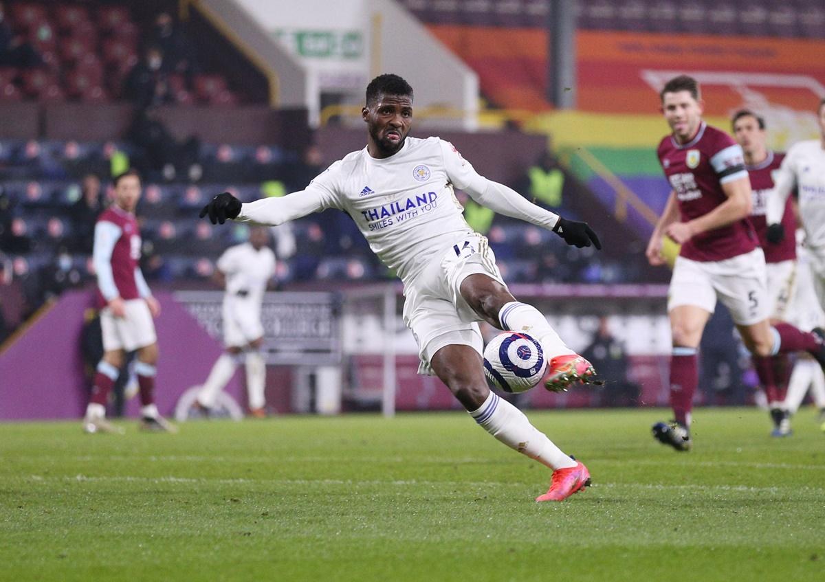 Kelechi Iheanacho scores the equalizer for Leicester City 