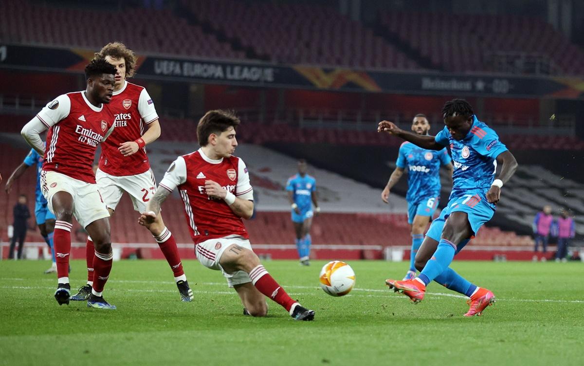 Arsenal's Hector Bellerin blocks a shot from Olympiacos's Bruma