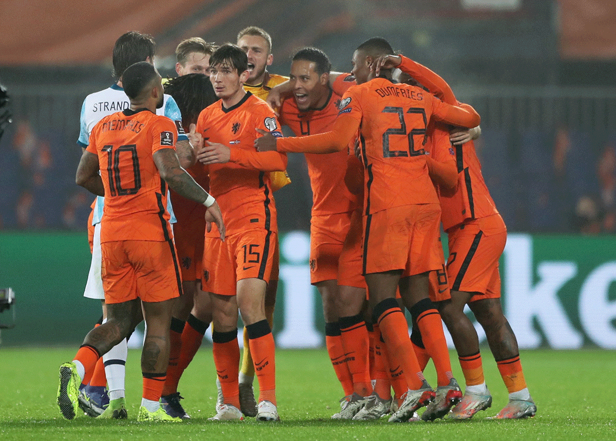 Netherlands players celebrate qualifying for the Qatar 2022 World Cup on Tuesday