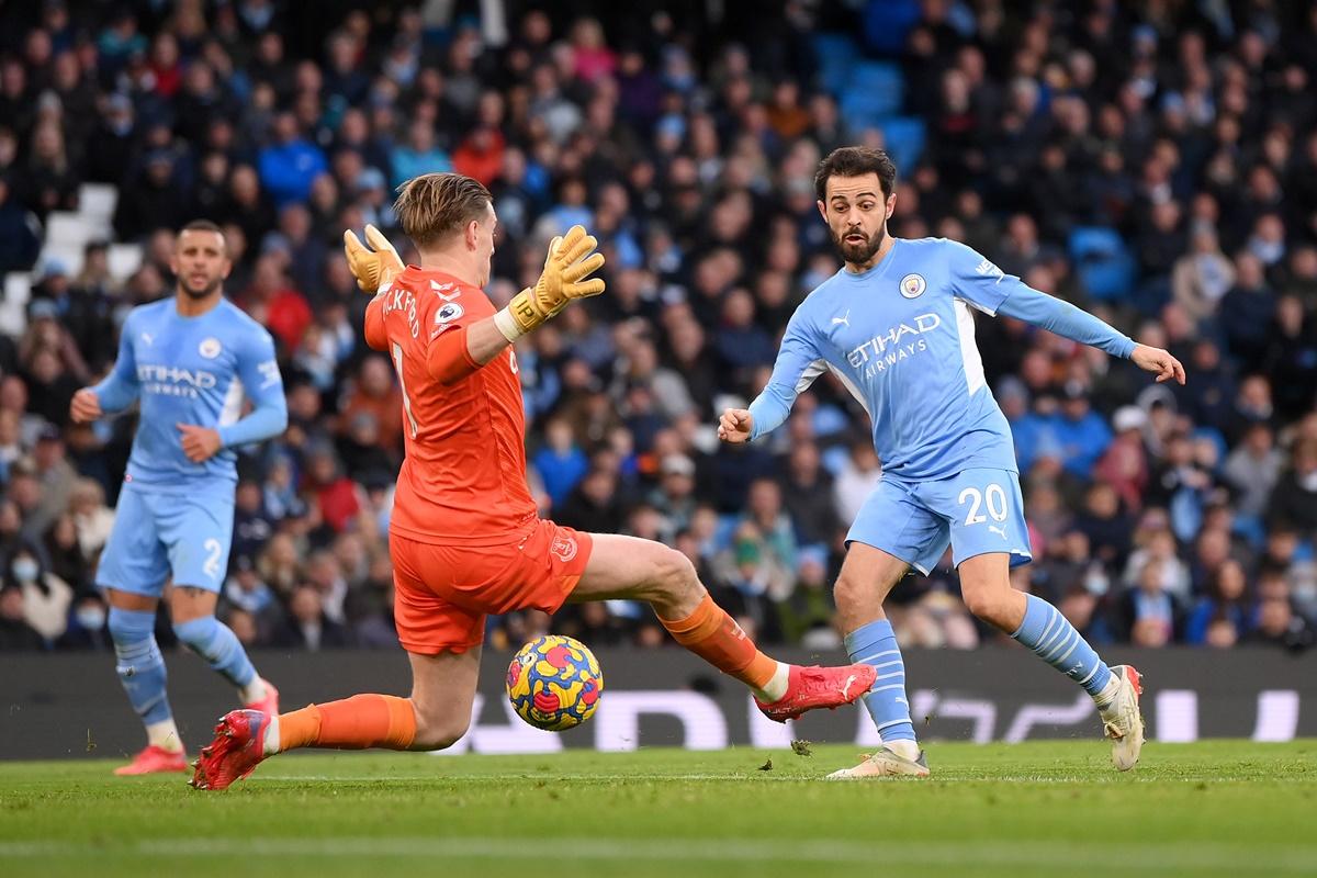  Bernardo Silva scores Manchester City's third goal past Jordan Pickford.