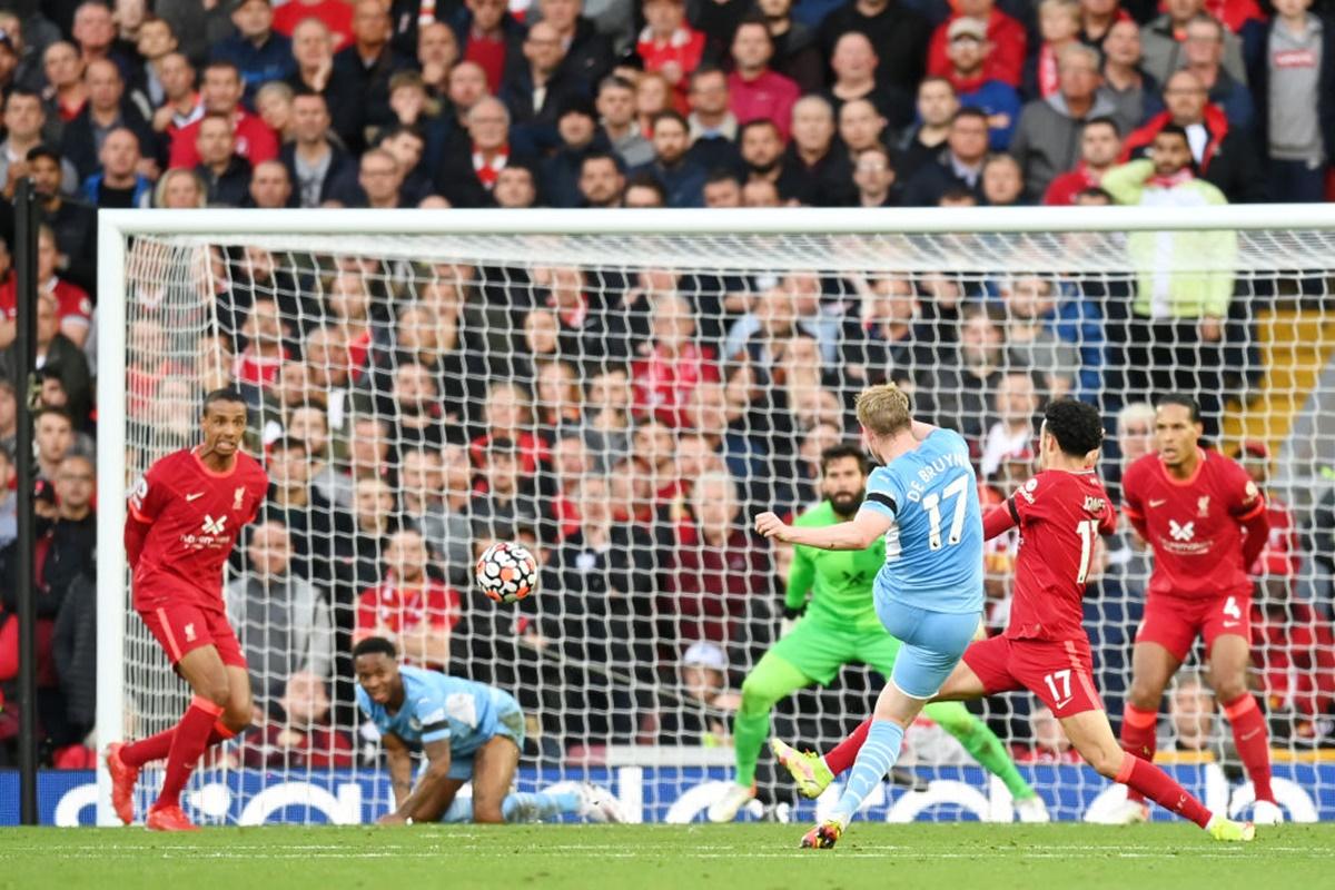 Kevin De Bruyne equalises for Manchester City to make it 2-2.