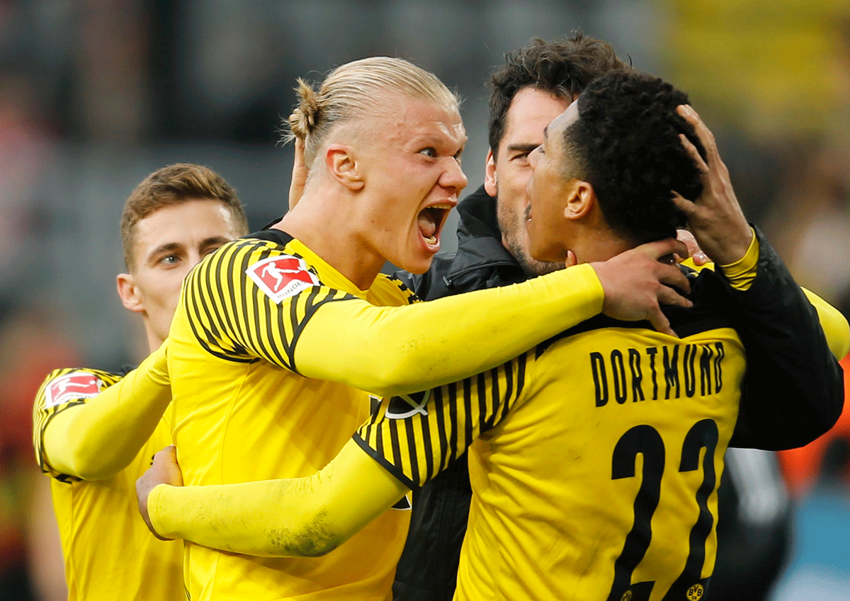 Borussia Dortmund's Erling Braut Haaland celebrates scoring their third goal with teammates during the Bundesliga match against 1. FSV Mainz 05 - Signal Iduna Park in Dortmund