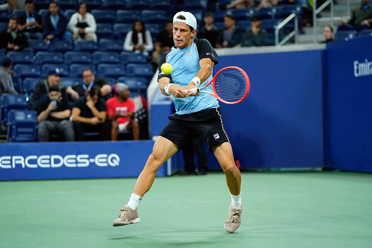 Argentina'S Diego Schwartzman returns against South Africa's Kevin Anderson. 