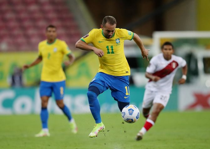 Brazil's Everton Ribeiro breaks through the Peru defence during Thursday's World Cup qualifier 