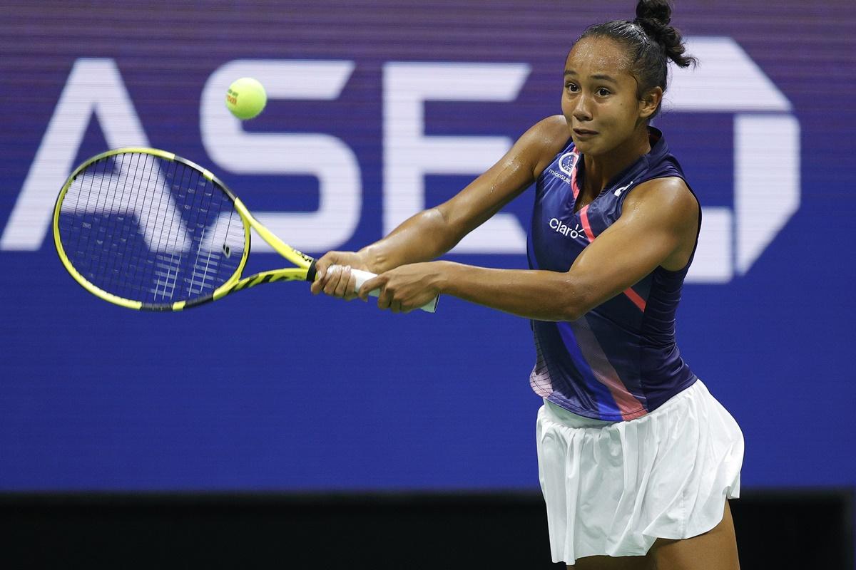  Leylah Annie Fernandez makes a backhand return against Aryna Sabalenka in their US Open semi-final