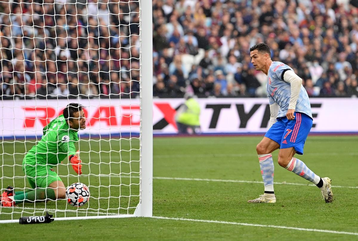 Cristiano Ronaldo scores to draw Manchester United level