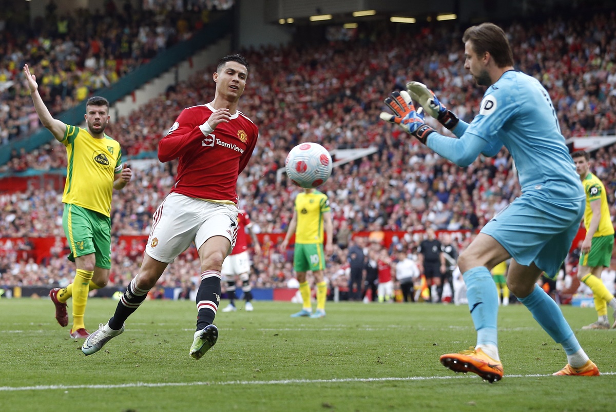 Spurs and Arsenal lose as Ronaldo fires United back into fourth place race