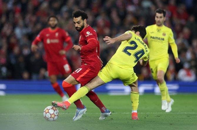 Liverpool's Mohamed Salah ties to dribble past Villarreal's Alfonso Pedraza.