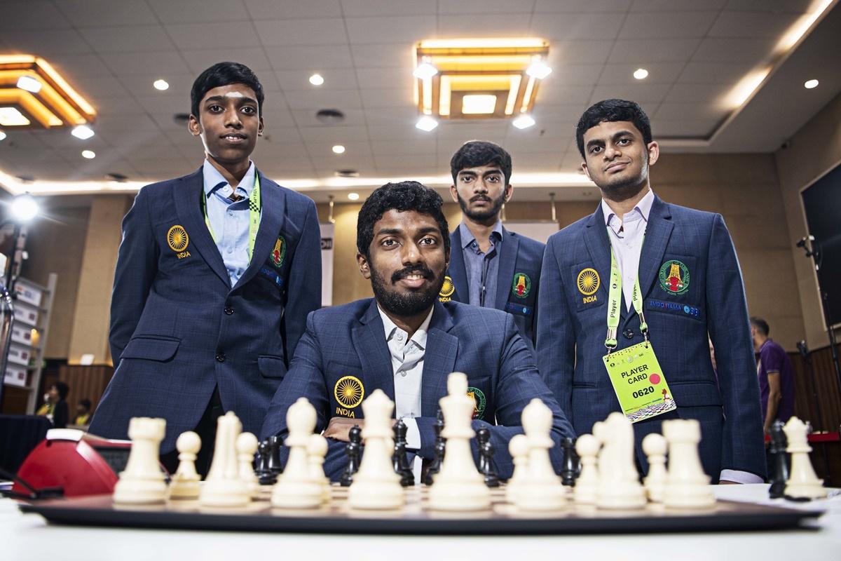 Indian World Rapid Chess Champion Viswanathan Anand, right, plays against  children at the launch of a school chess tournament organized by the NIIT  Mind Champion's Academy in Bangalore, India, Monday, Sept. 20