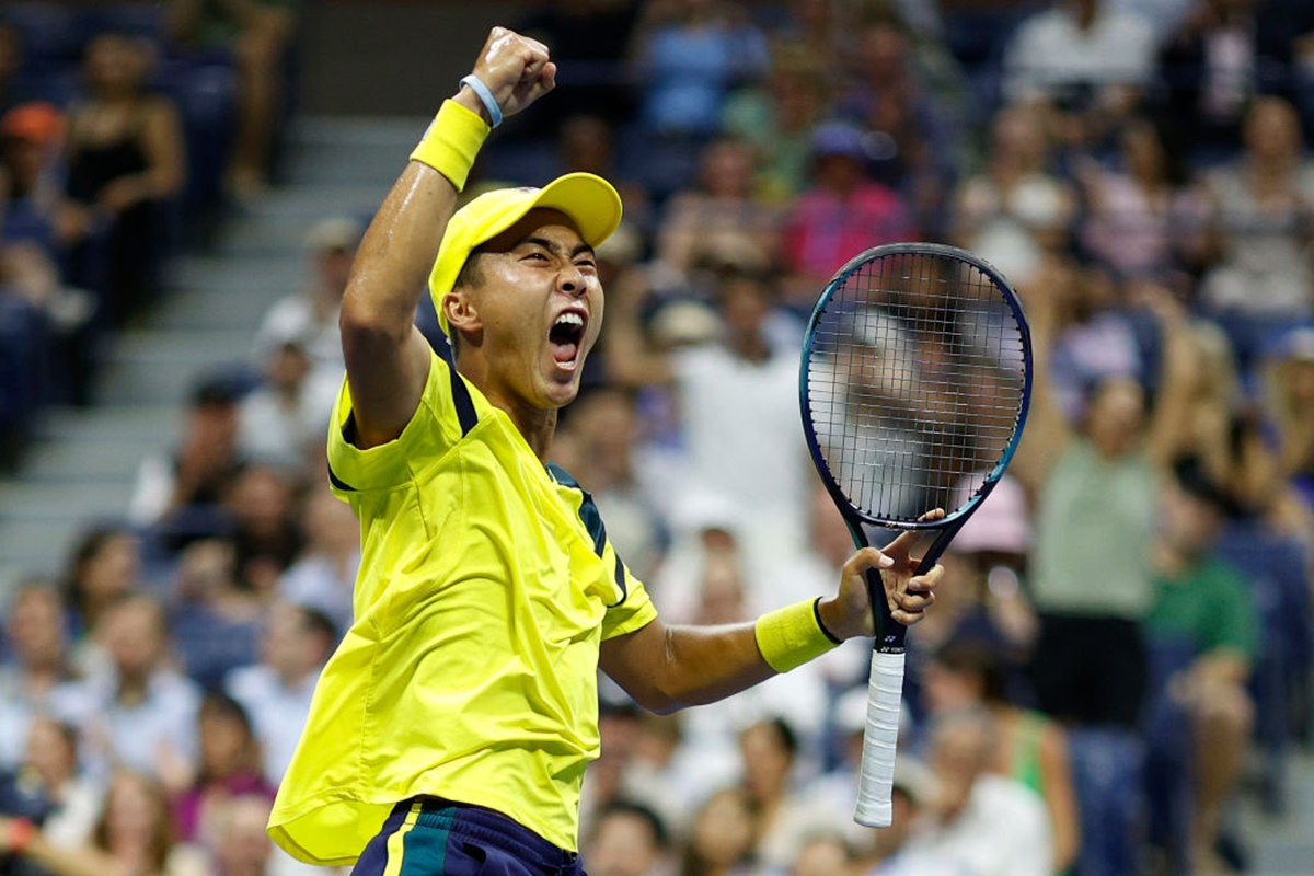 Rinky Hijikata celebrates winning the first set.