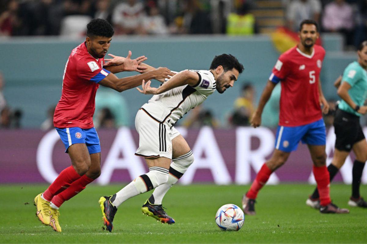  Germany's Ilkay Guendogan is challenged by Costa Rica's Johan Venegas 