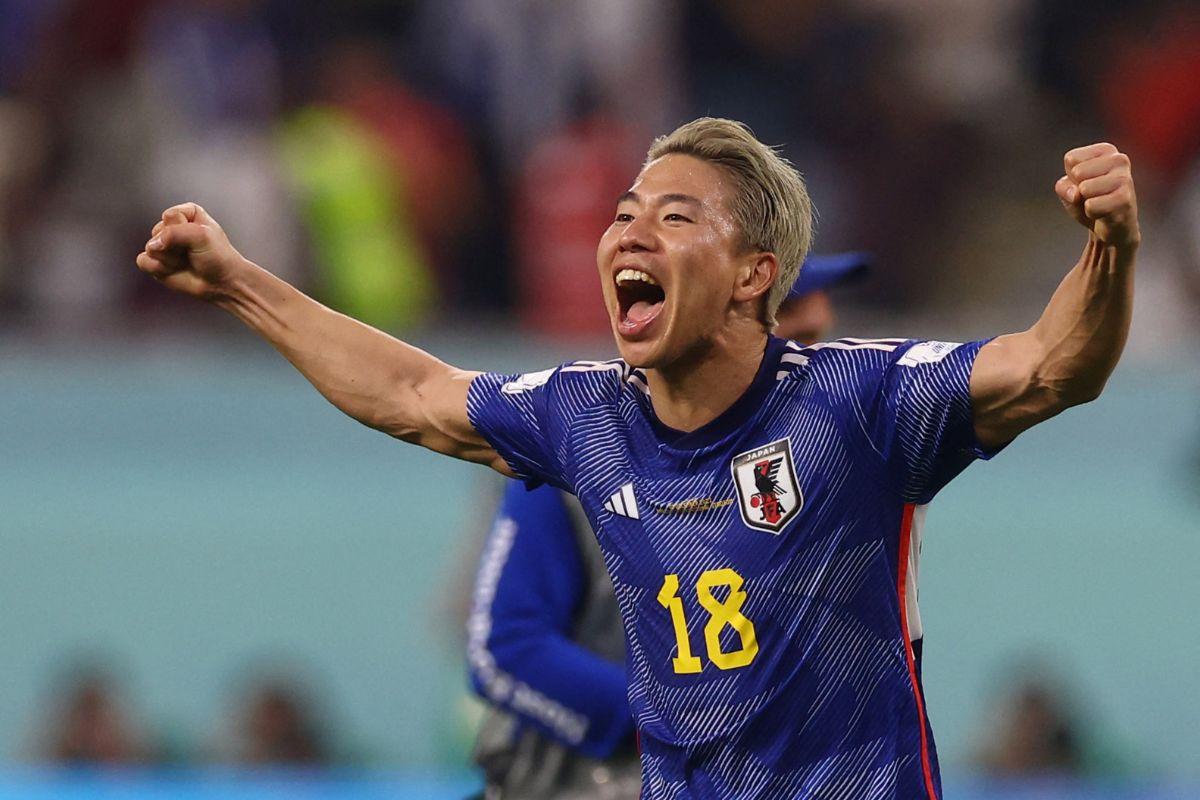 Japan's Takuma Asano celebrates qualifying for the knockout stages