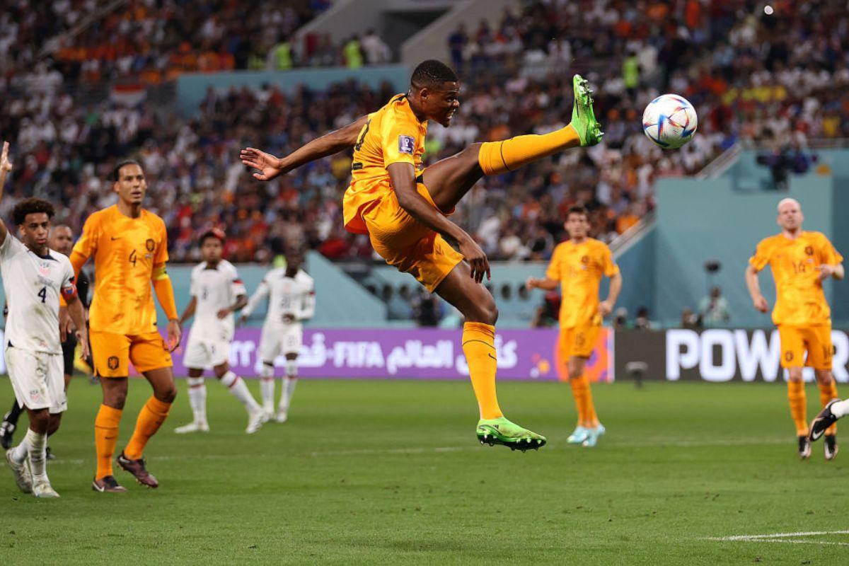 etherlands' Denzel Dumfries controls the ball