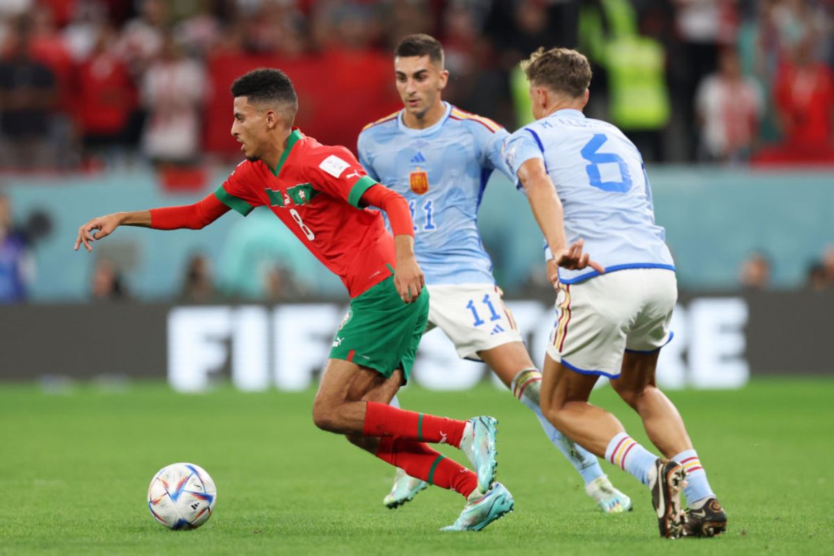 Azzedine Ounahi of Morocco controls the ball against Ferran Torres (C) and Marcos Llorente of Spain