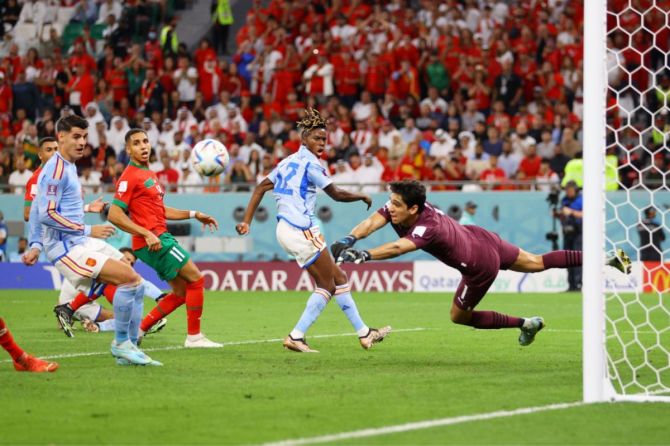Nico Williams of Spain misses a chance against Yassine Bounou of Morocco