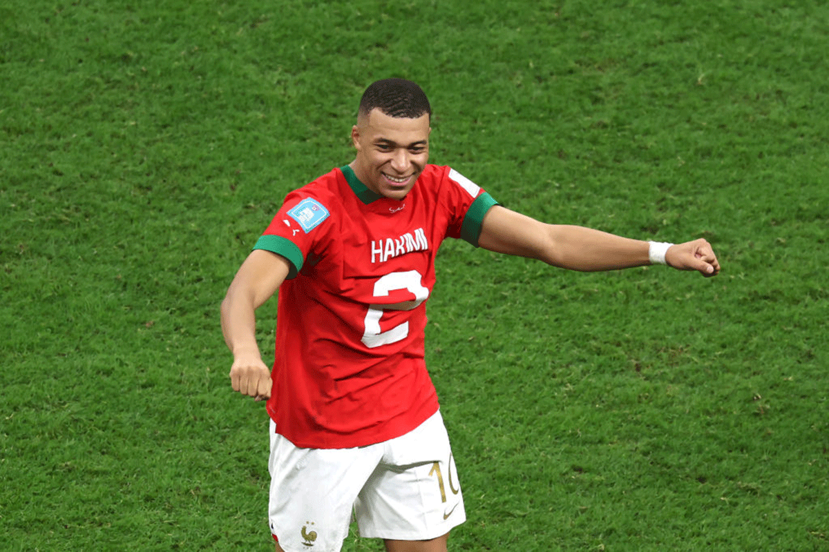 Kylian Mbappe wears Hakimi's jersey and celebrates 