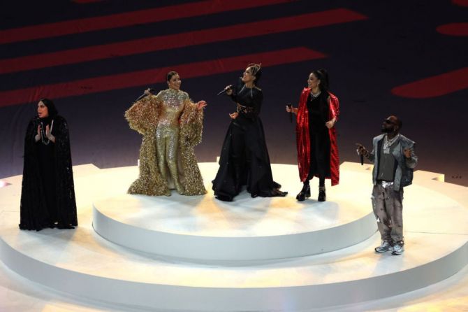 Davido, Aisha, Nora Fathi, Balqees, Rahma Riad and Manal perform during closing ceremony