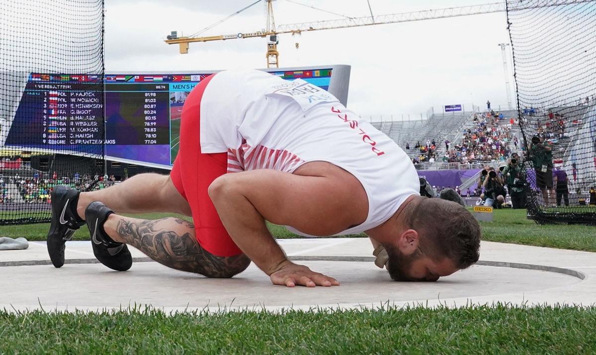 Pawel Fajdek celebrates winning the men's hammer throw final.