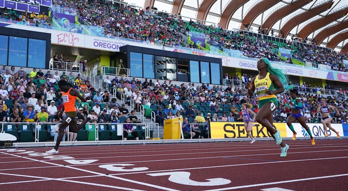 Niger's Aminatou Seyni crosses the line to win the women's 200 metres heat ahead of second-placed Jamaica's Shelly-Ann Fraser-Pryce.