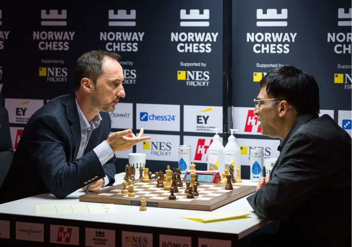 chess24 - Carlsen beats Topalov to take the sole lead in