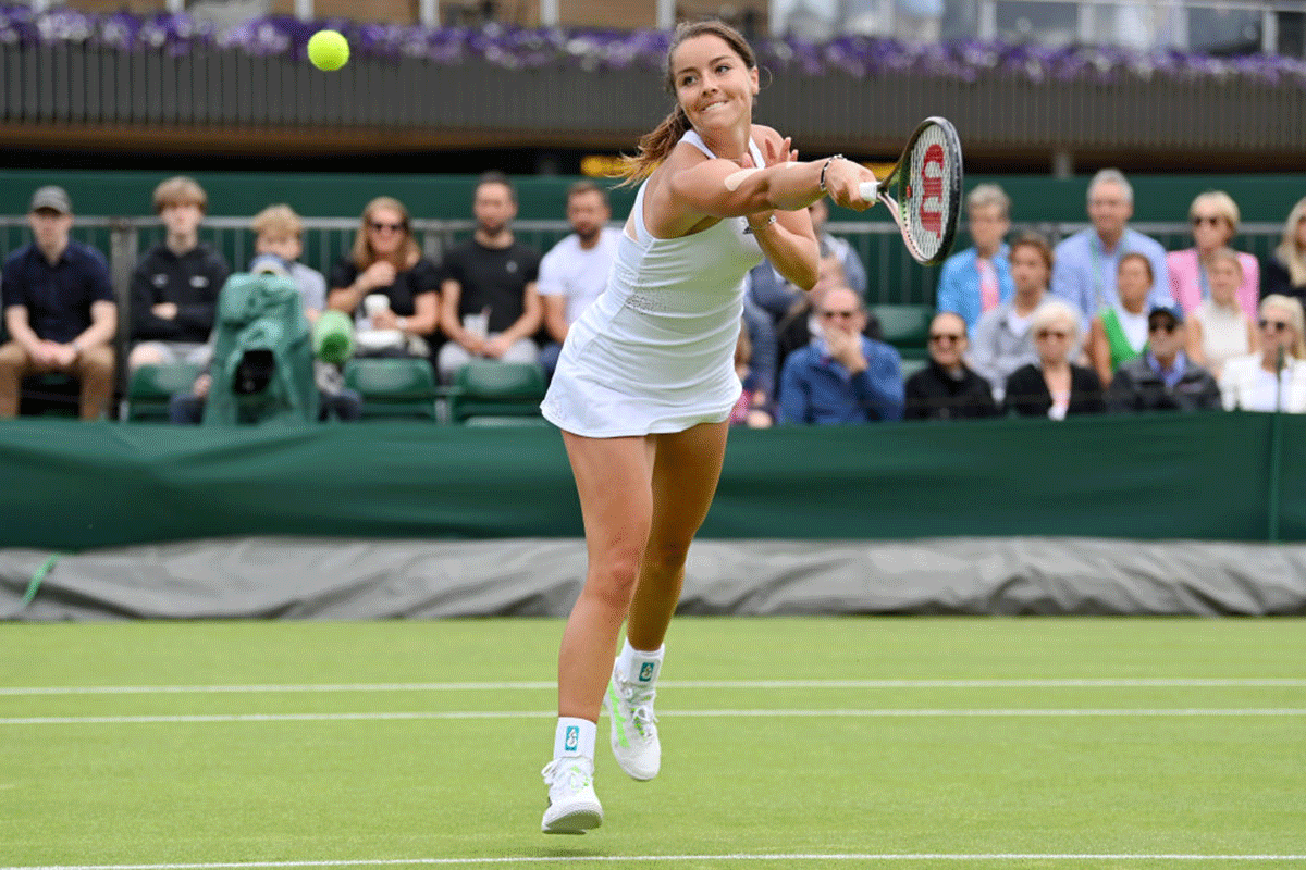 Jodie Burrage of Great Britain plays a backhand against Lesia Tsurenko of Ukraine 