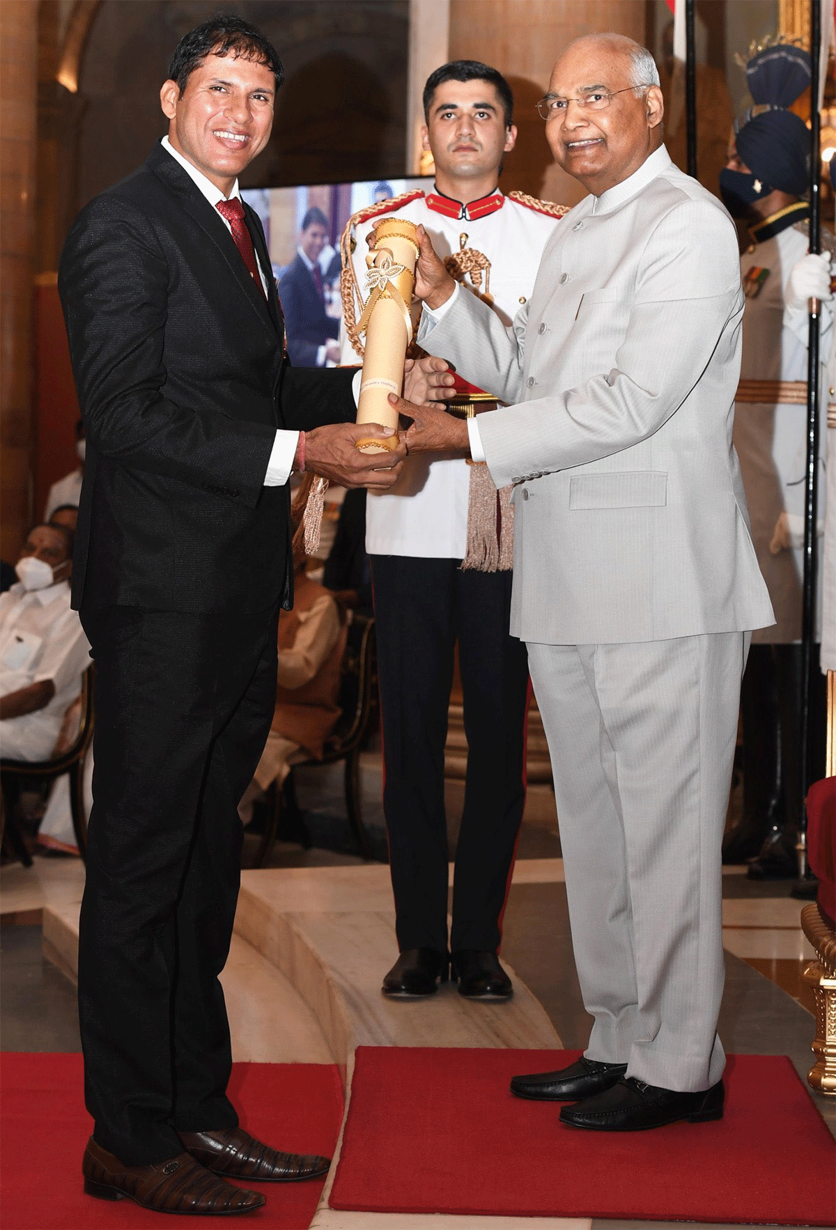 Paralympian Devendra Jhajharia receives the Padma Bhushan from President Ram Nath Kovind 