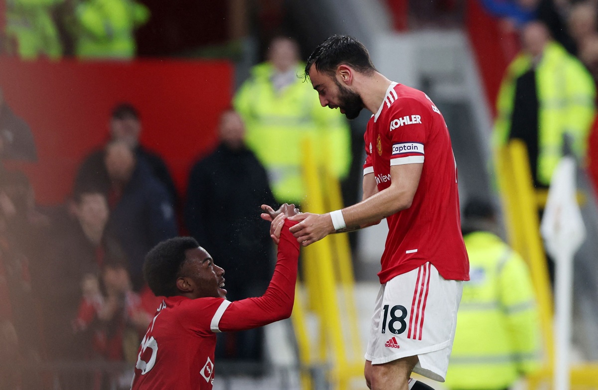 Bruno Fernandes celebrates scoring Manchester United's first goal with Anthony Elanga.