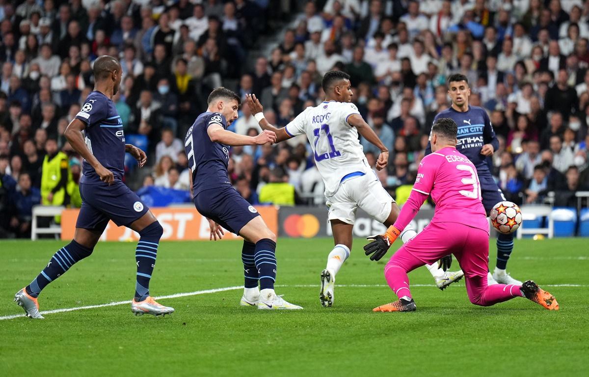 Rodrygo scores to put Real Madrid on level terms in the match.