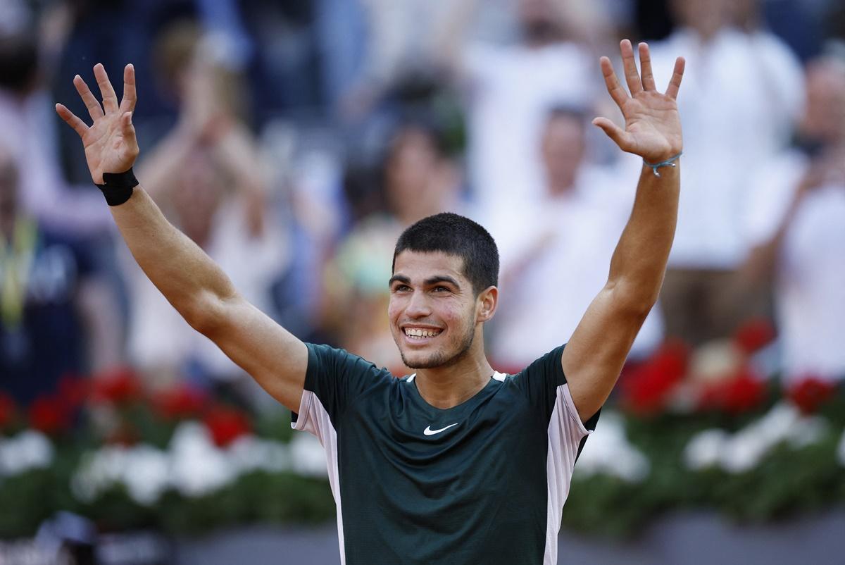 Carlos Alcaraz Garfia celebrates victory over Novak Djokovic in the semi-finals.