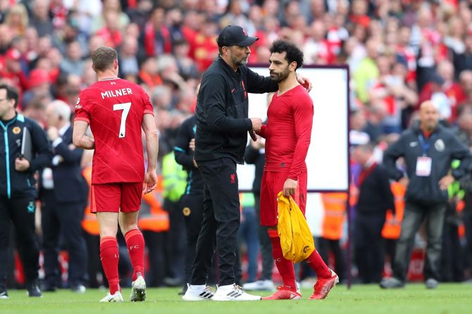 Juergen Klopp interacts with Mohamed Salah
